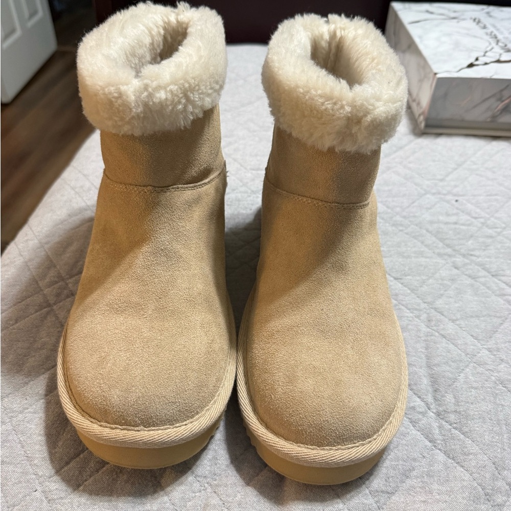 Michael Kors Tan Winter Boots. Womens size 8